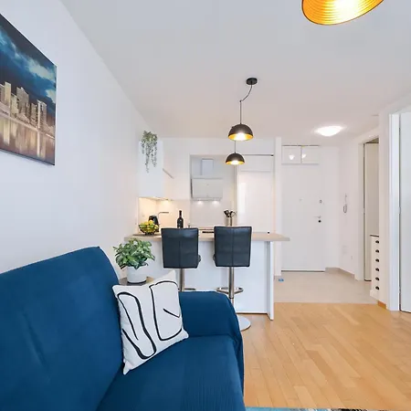 Apartman Lorenzo - Cozy With Balcony & Free Parking