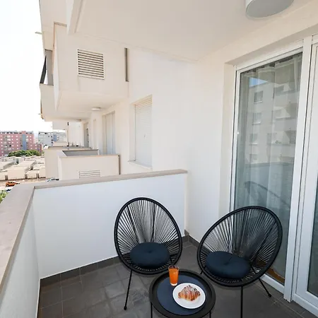 Lorenzo - Cozy With Balcony & Free Parking Apartman *