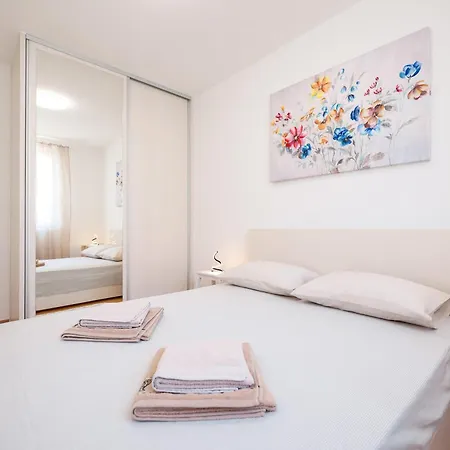 Apartman Lorenzo - Cozy With Balcony & Free Parking