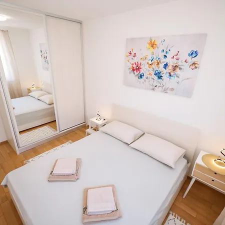 Apartman Lorenzo - Cozy With Balcony & Free Parking *