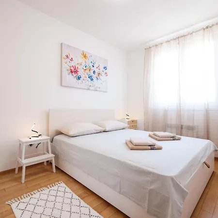 Lorenzo - Cozy With Balcony & Free Parking Zára