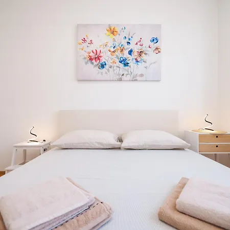 Apartman Lorenzo - Cozy With Balcony & Free Parking