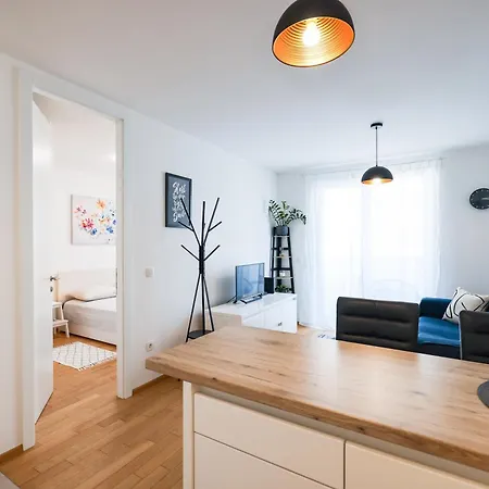 Lorenzo - Cozy With Balcony & Free Parking Apartman *