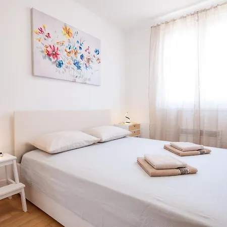 Lorenzo - Cozy With Balcony & Free Parking Apartman