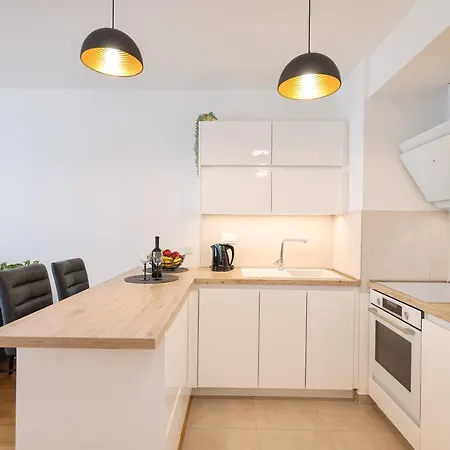 Lorenzo - Cozy With Balcony & Free Parking Apartman *