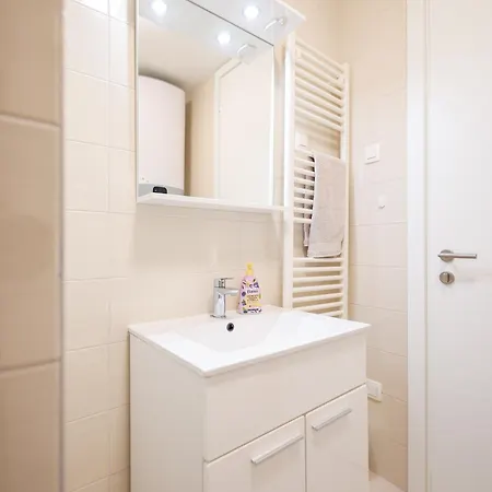 Lorenzo - Cozy With Balcony & Free Parking Zára