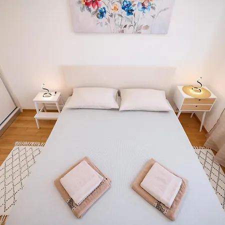 Apartman Lorenzo - Cozy With Balcony & Free Parking