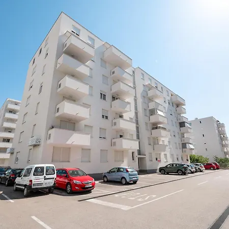 Apartman Lorenzo - Cozy With Balcony & Free Parking