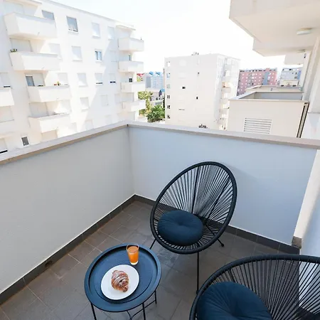 Apartman Lorenzo - Cozy With Balcony & Free Parking *