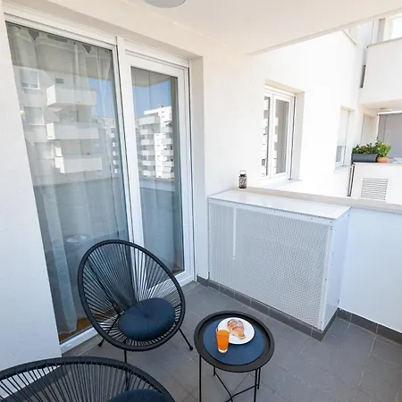Apartman Lorenzo - Cozy With Balcony & Free Parking